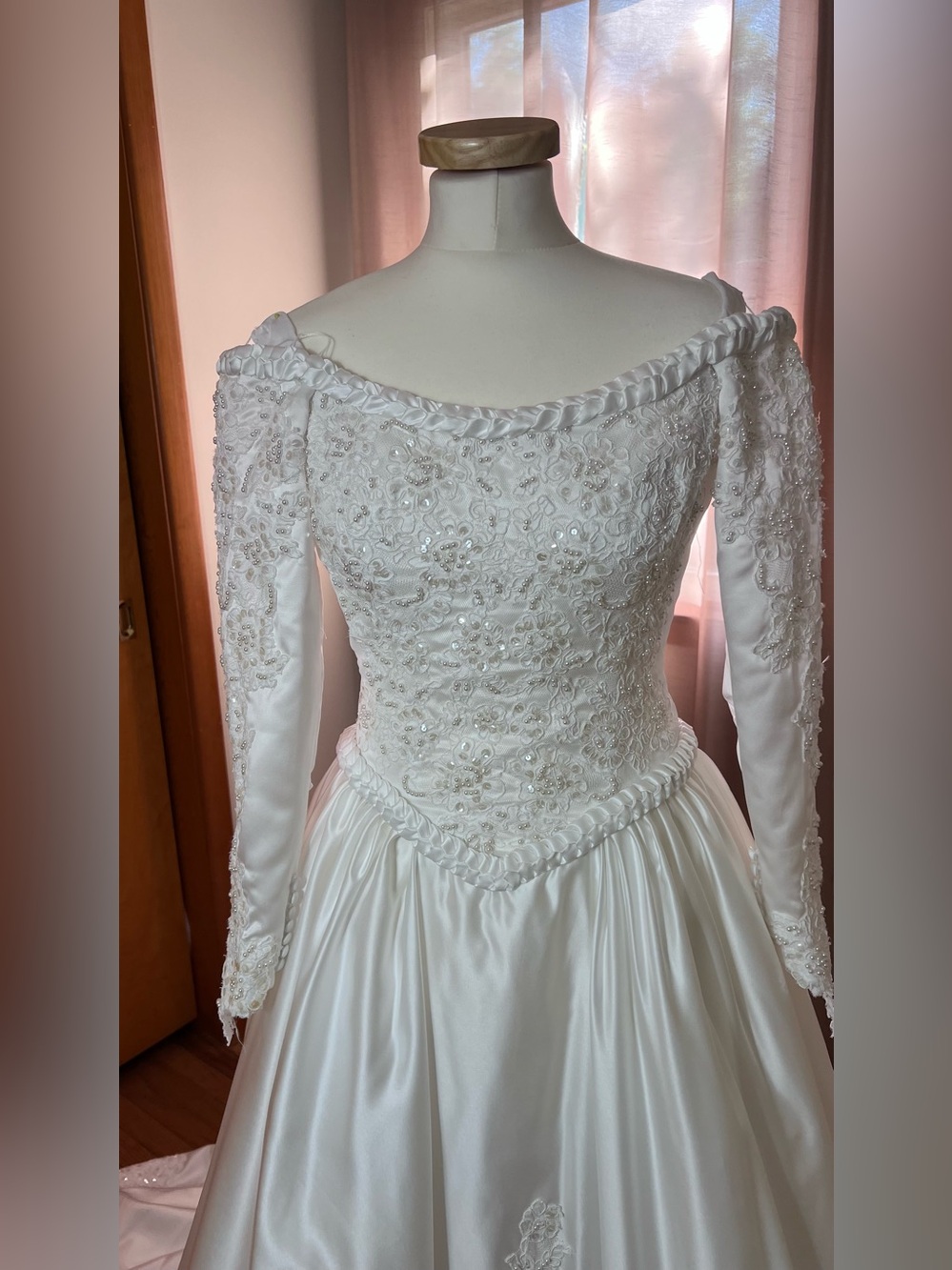 Classic White Long-Sleeve Lace Wedding Dress